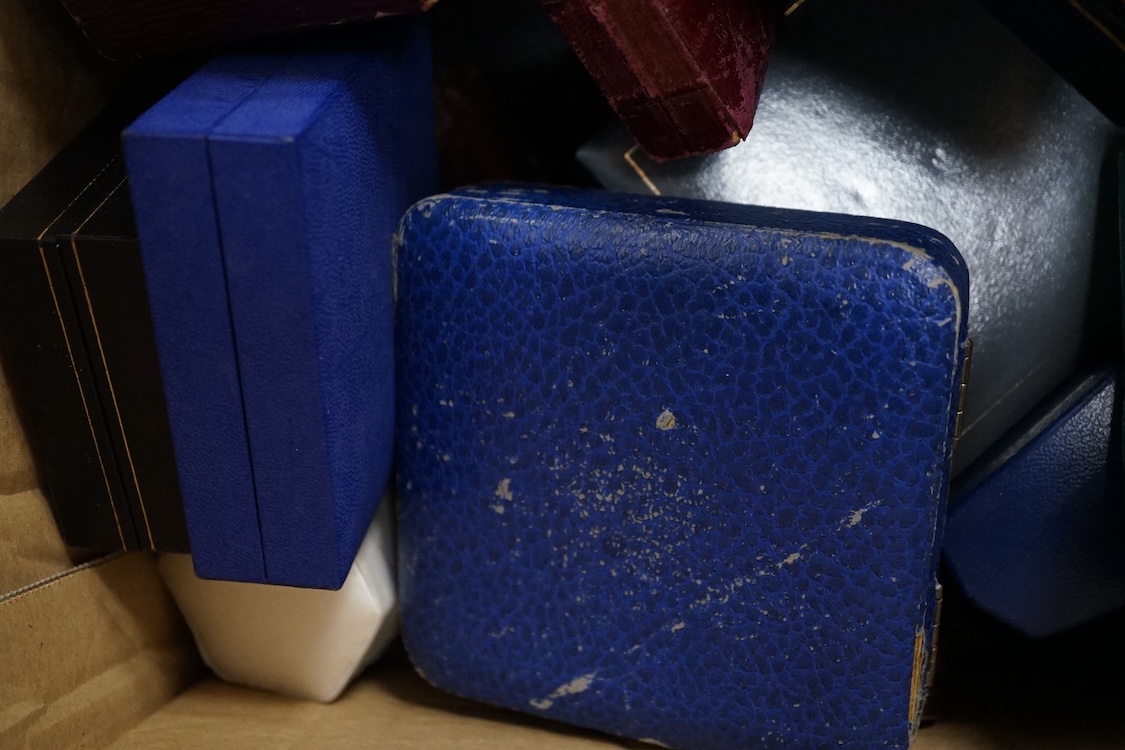 A quantity of assorted jewellery boxes.
